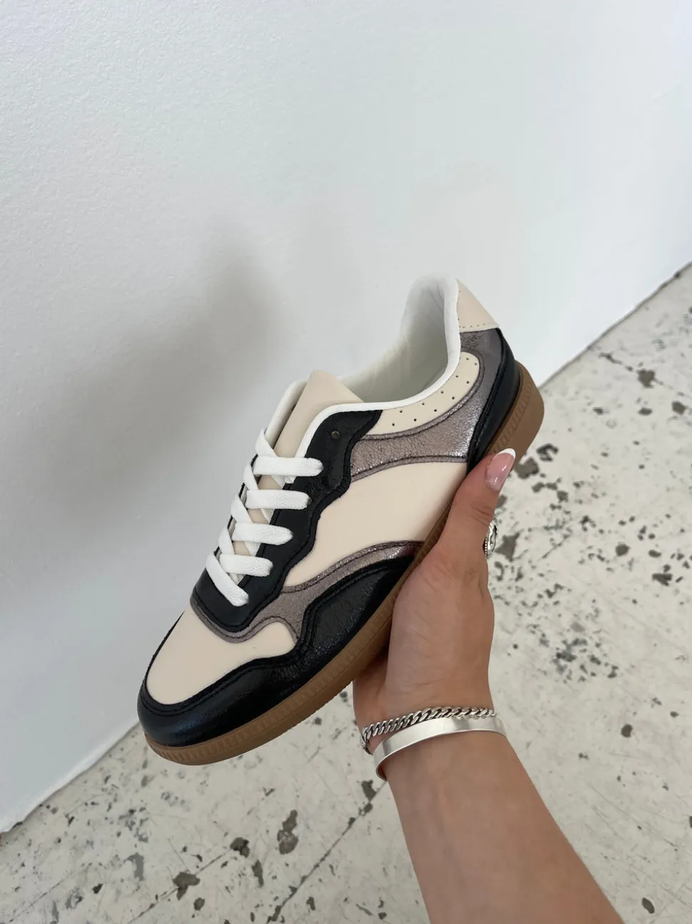 Apia sneakers - Hvid/sølv og sort