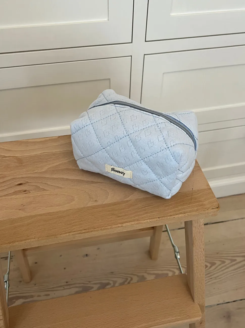 Honey lille toilettaske - Lyseblå med broderede hjerter