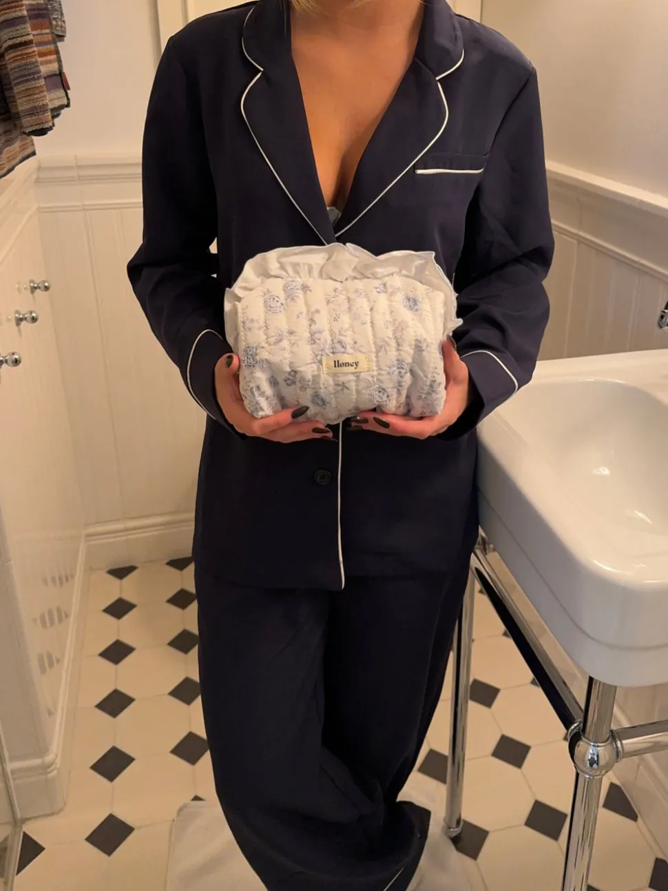 Honey stor toilettaske - Hvid/blå med flæser
