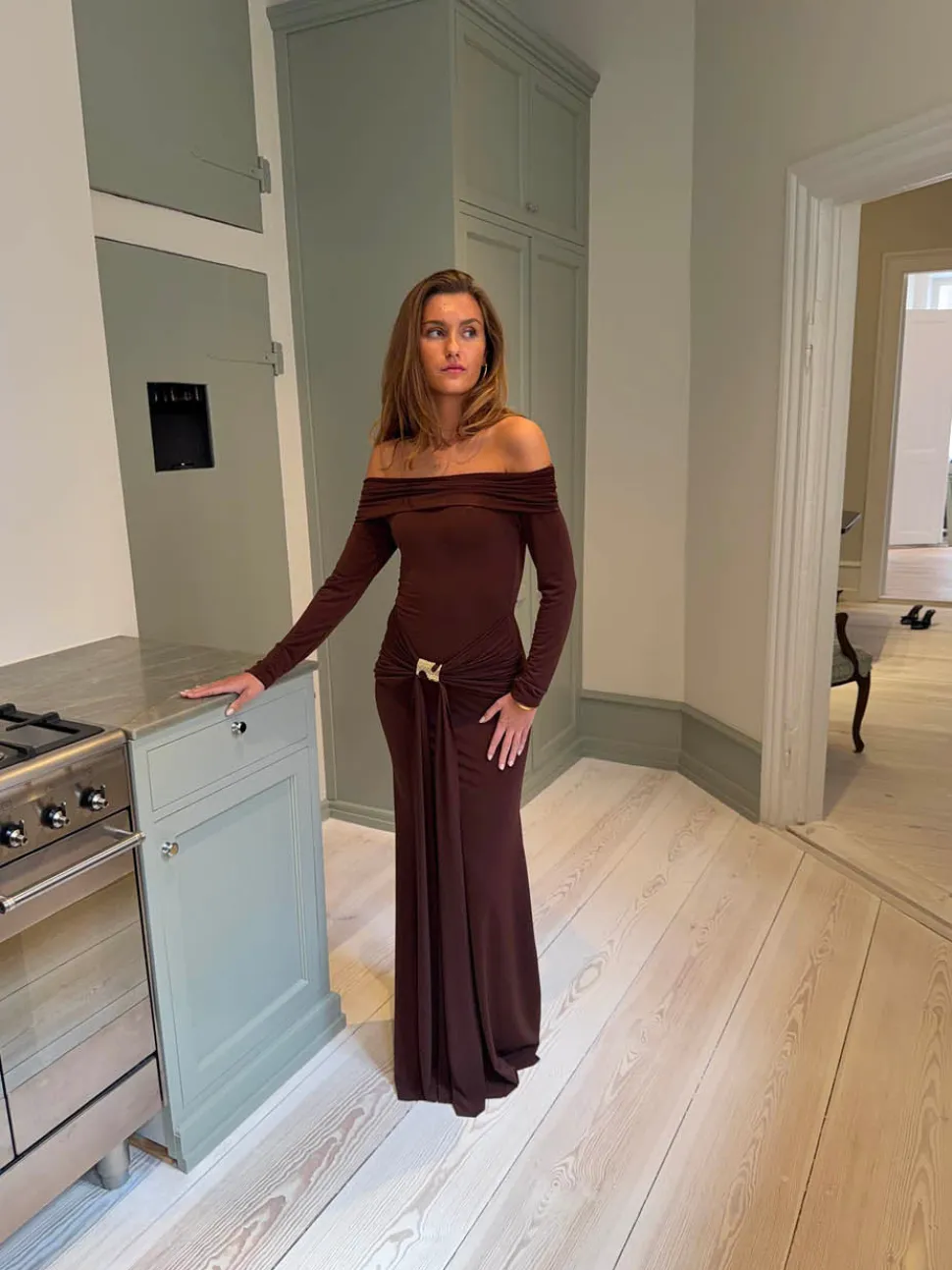 Lea langærmet kjole med gulddetalje - Brun