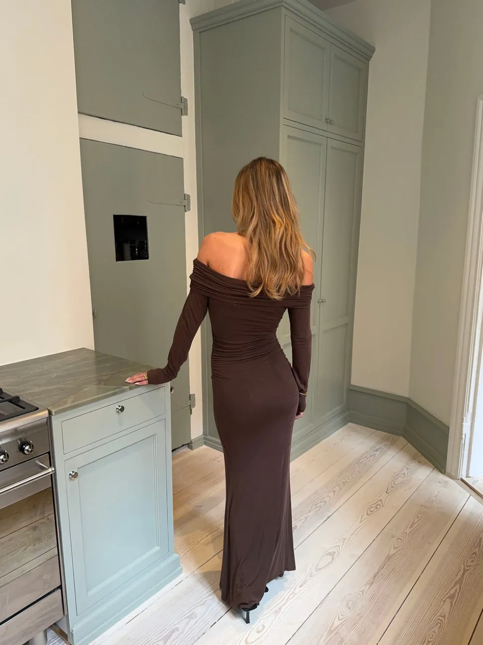 Nitta off shoulder maxikjole - Brun