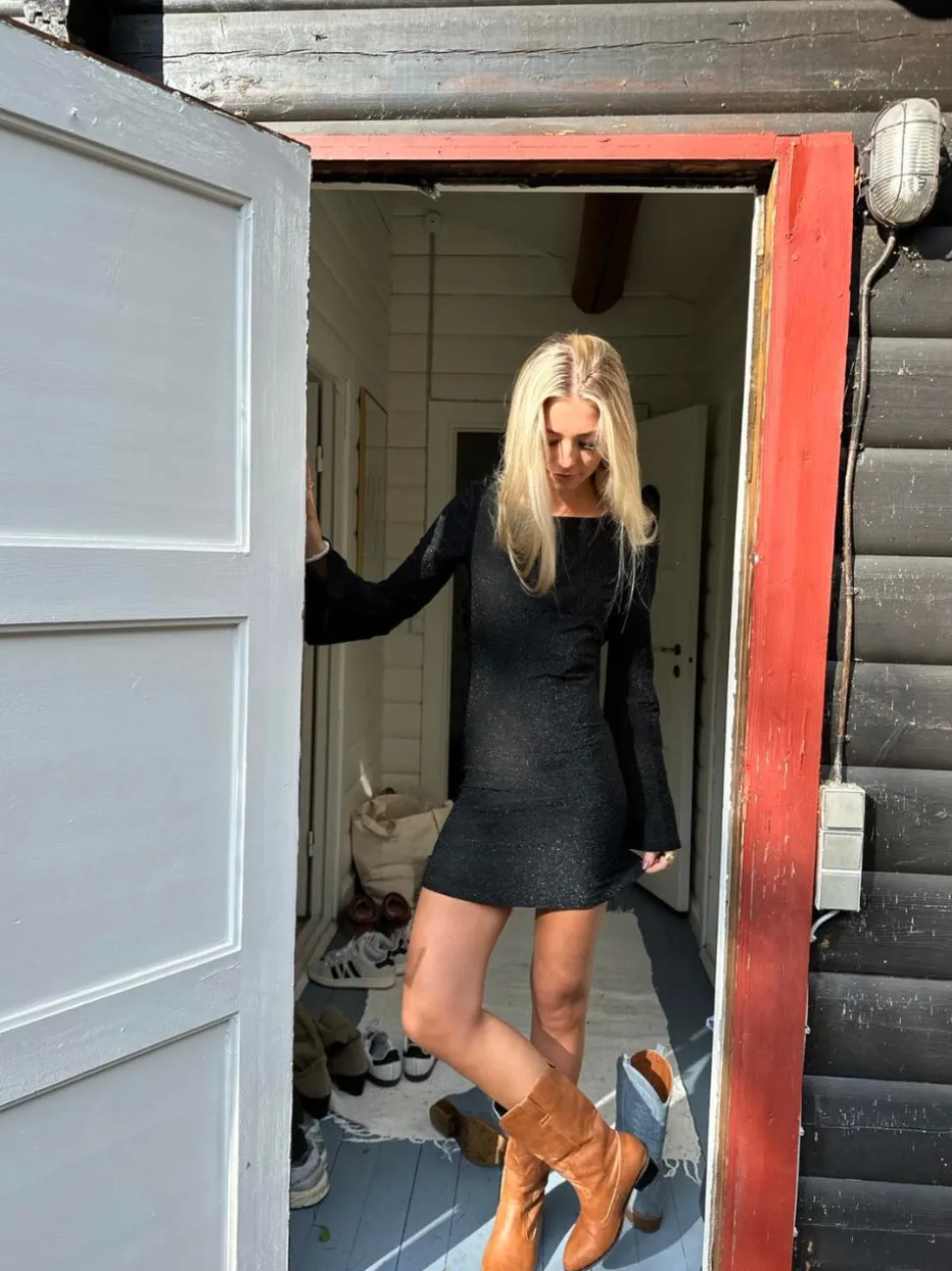 Solange glitterkjole med åben ryg - Sort