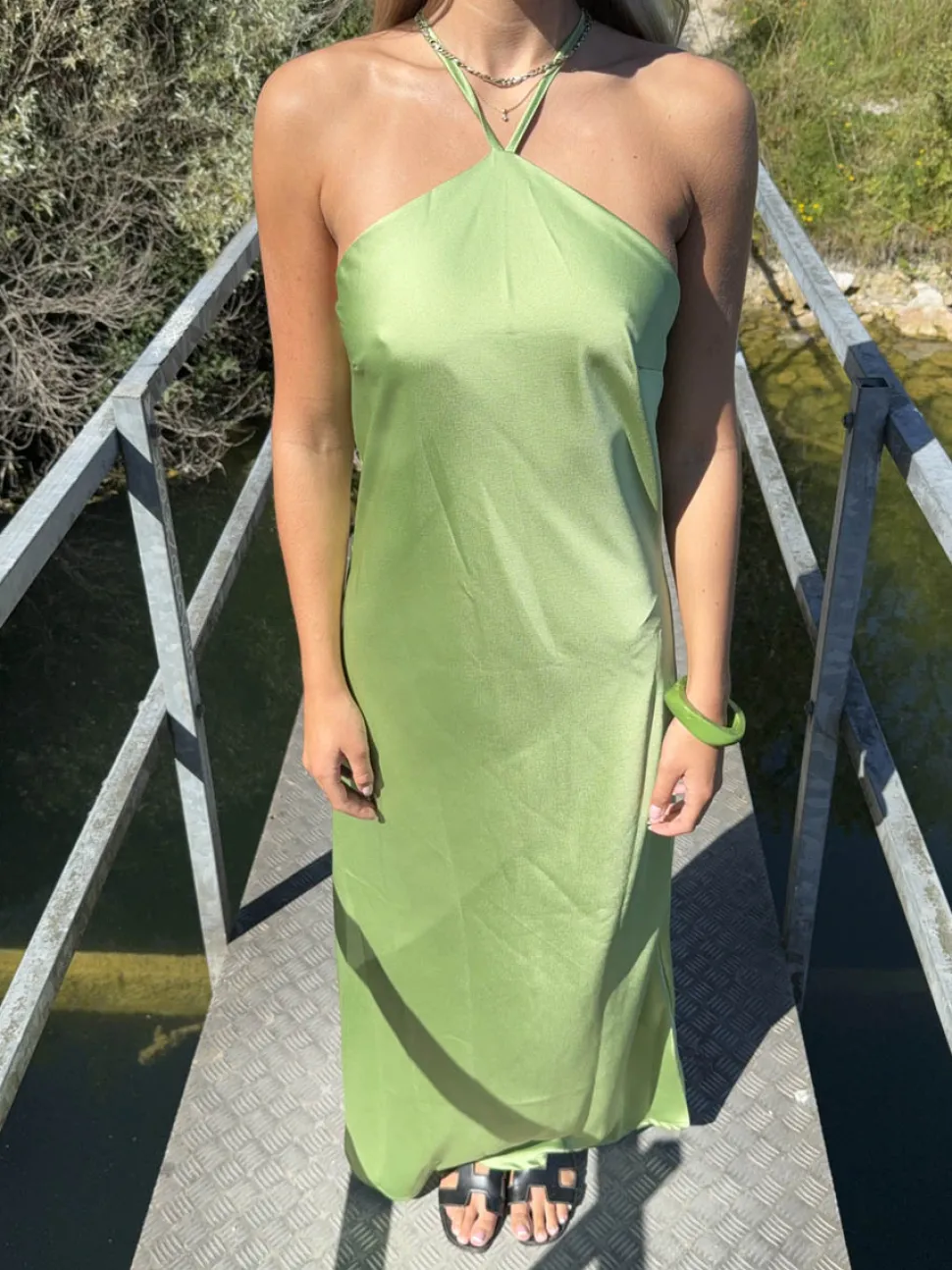 Talia halterneck kjole i satin - Grøn