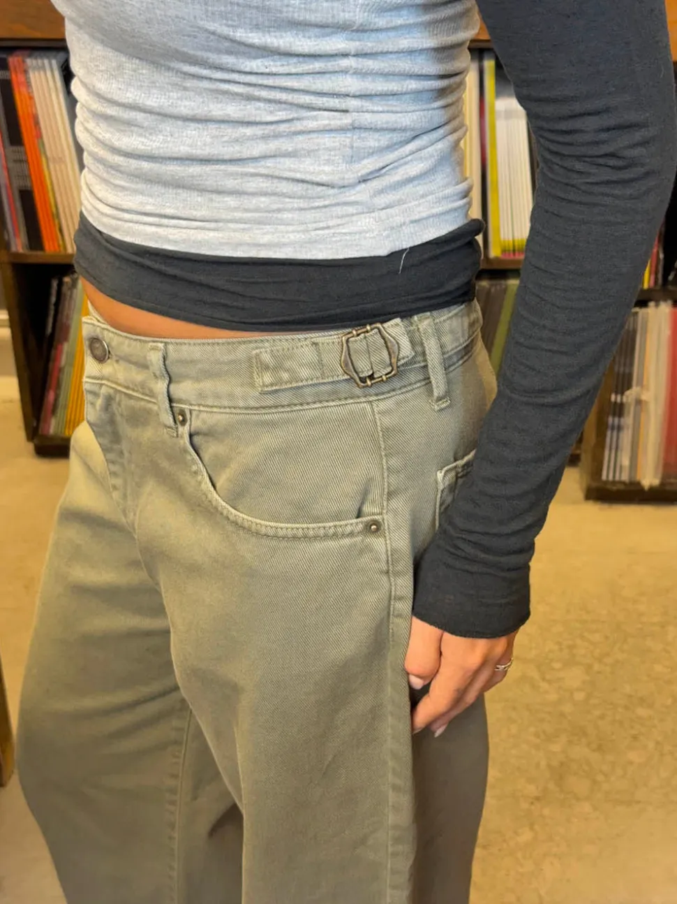 Taya jeans med spændedetaljer - Sage grøn