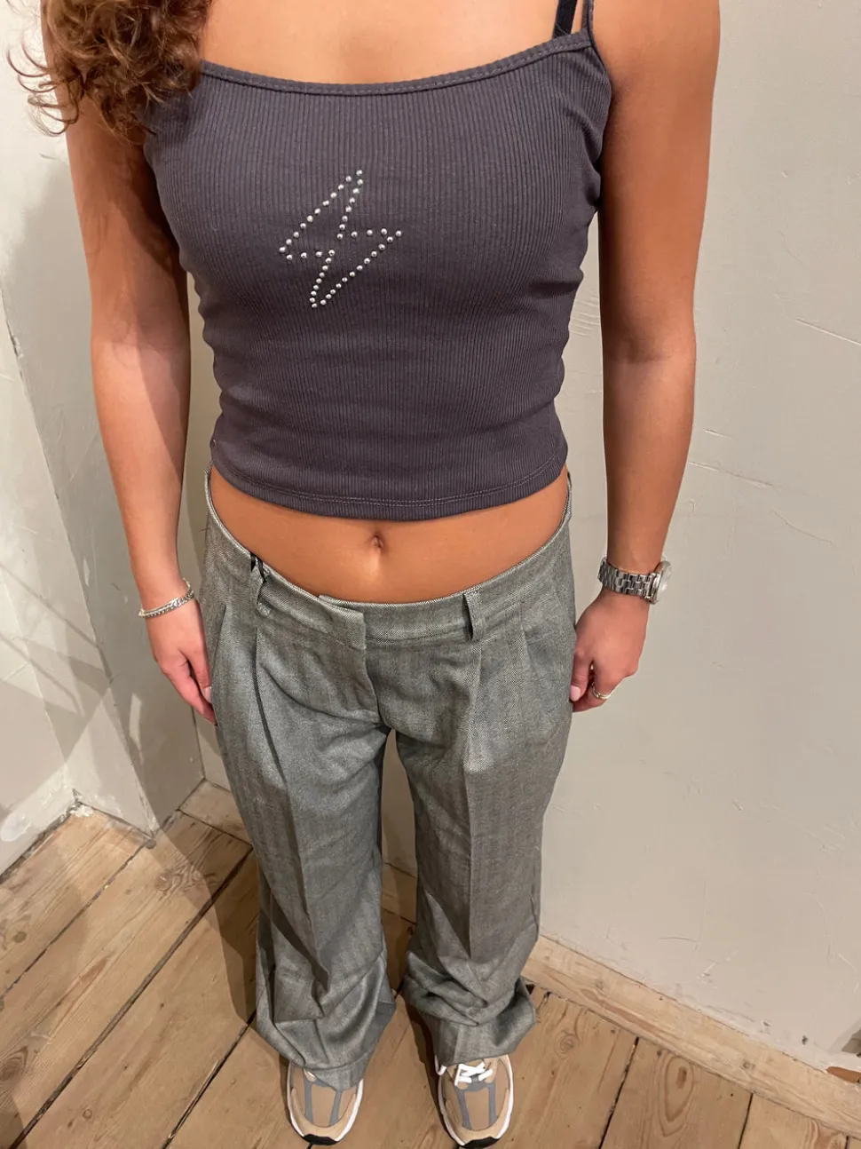 Thilde tanktop med rhinsten - Mørkegrå
