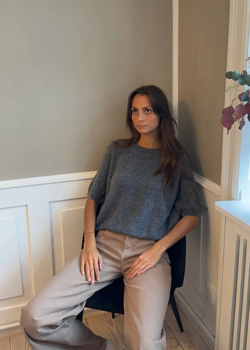 Ulla kortærmet striktrøje - Mørk grå