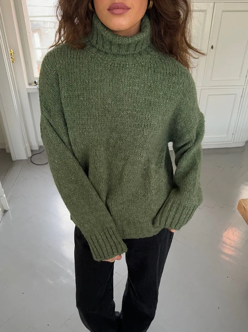Valdamara oversized striktrøje med turtleneck - Grøn