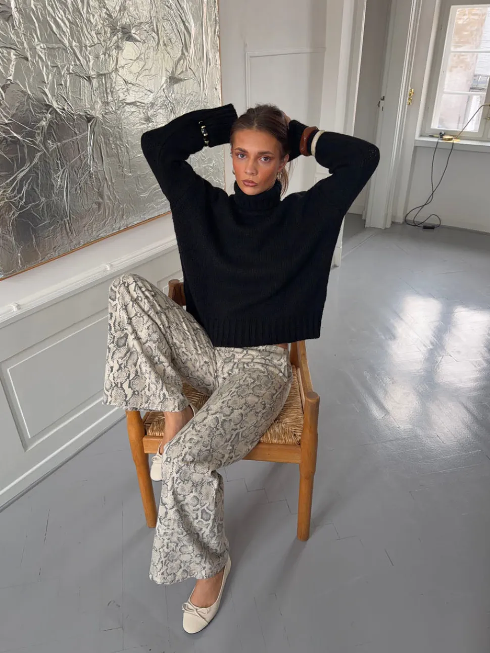 Valdamara oversized striktrøje med turtleneck - Sort