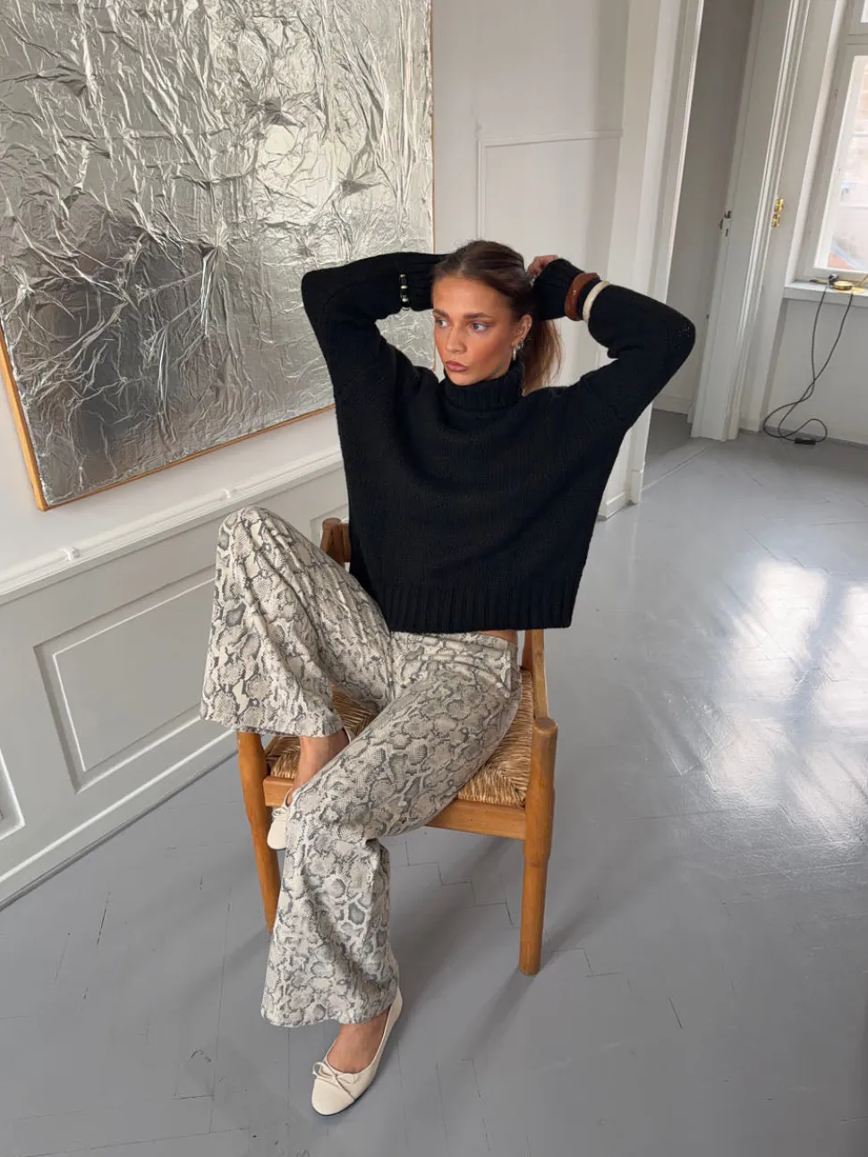Valdamara oversized striktrøje med turtleneck - Sort