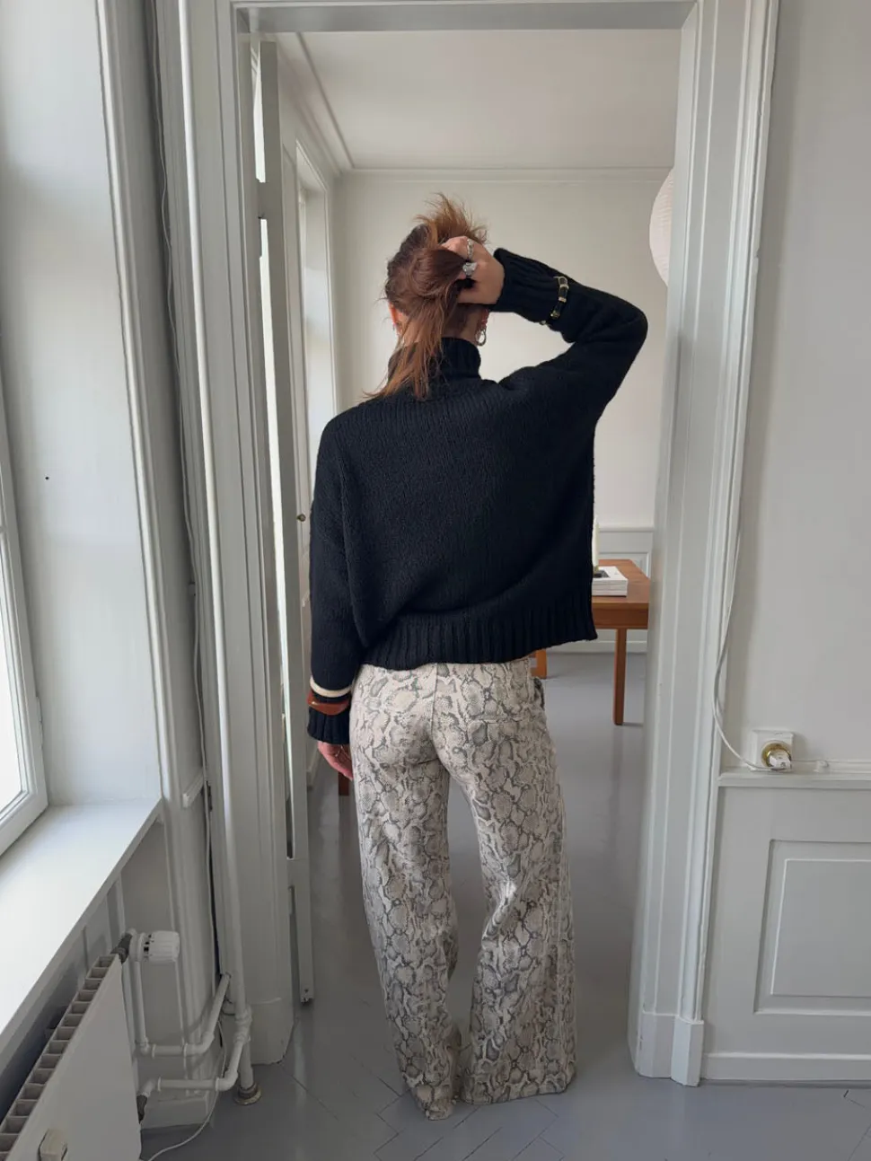 Valdamara oversized striktrøje med turtleneck - Sort