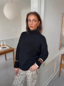 Valdamara oversized striktrøje med turtleneck - Sort